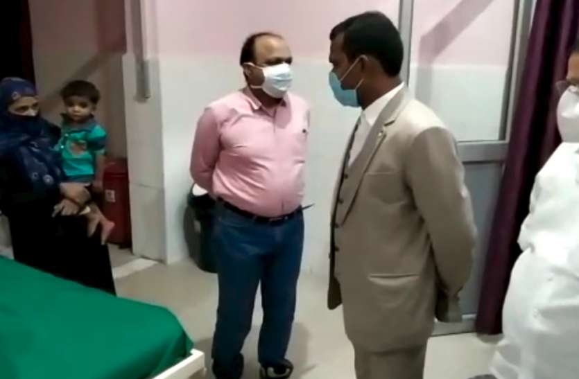Lalitpur DM कोरोना को मात देने के बाद काम पर लौट जिलाधिकारी, जिला चिकित्सालय का किया औचक निरीक्षणक
