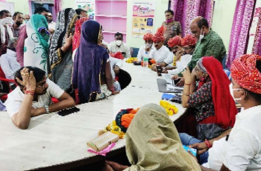 जिला प्रमुख ने सुनी ग्रामीणों की समस्याएं, दिया आश्वासन जिला प्रमुख ने सुनी ग्रामीणों की समस्याएं, दिया आश्वासन