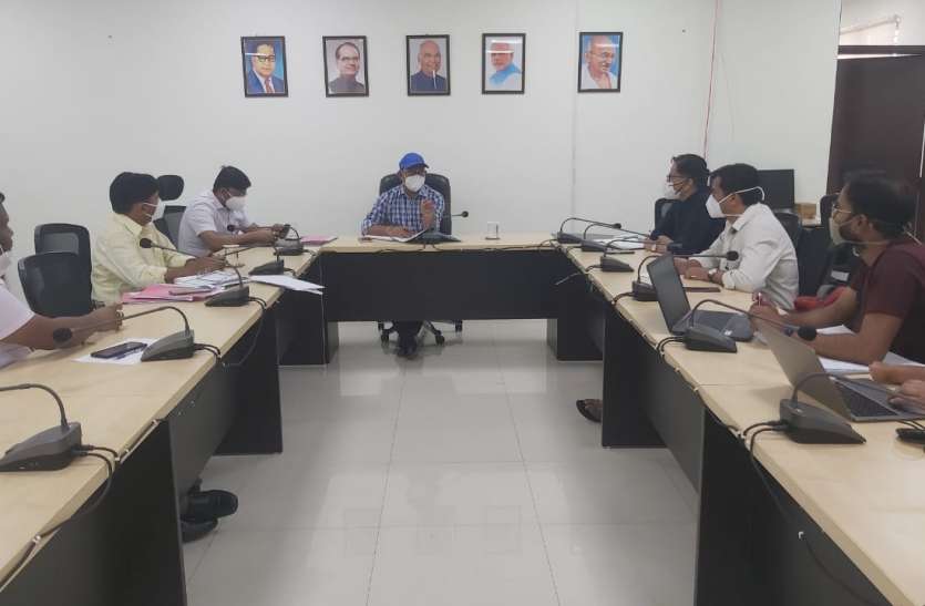संक्रमण से निबटने तैयारी, कलेक्टर ने कहा 500 बिस्तरों की करें सभी तैयारियां, जो आवश्यकता है, उसकी सूची भेजें संक्रमण से निबटने तैयारी, कलेक्टर ने कहा 500 बिस्तरों की करें सभी तैयारियां, जो आवश्यकता है, उसकी सूची भेजें