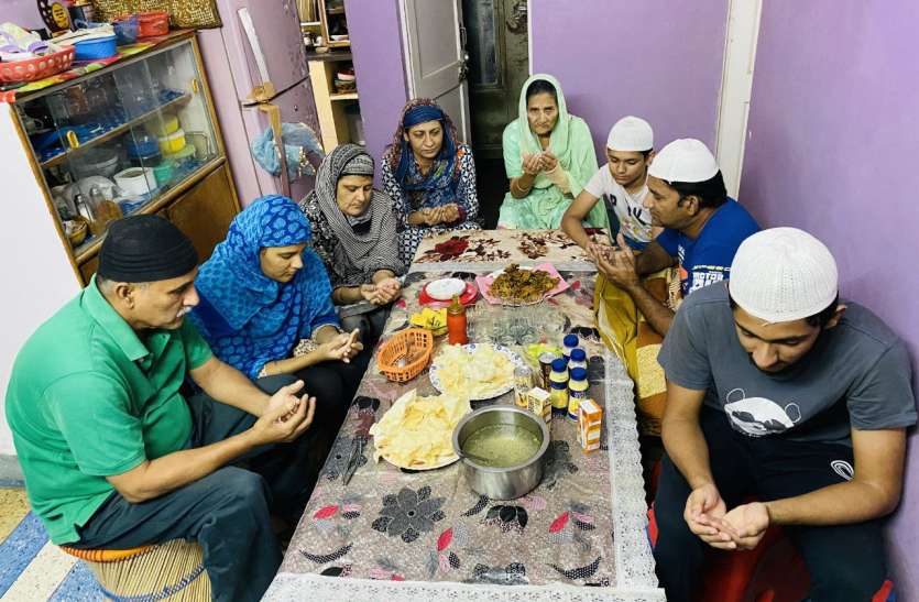 इफ्तारी से पहले सर्व कल्याण की दुआ की इफ्तारी से पहले सर्व कल्याण की दुआ की