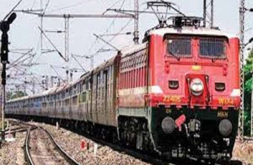 लॉकडाउन की आशंका पर ट्रेनों में बढ़ी भीड़, प्रवासियों को घर पहुंचाने के लिए चलीं 13 और ट्रेनें लॉकडाउन की आशंका पर ट्रेनों में बढ़ी भीड़, प्रवासियों को घर पहुंचाने के लिए चलीं 13 और ट्रेनें