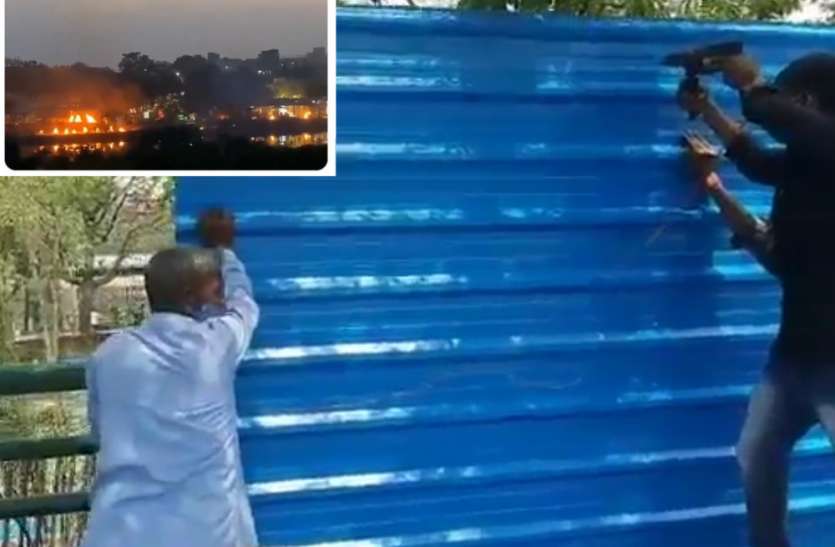 Bhaisakund शवदाह गृह में बनाई गई टीन शीट की दीवार, बड़ी संख्या में जलती चिताओं के वायरल वीडियो के बाद उठाया कदम