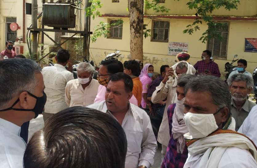 शव पड़ा रहा, जिम्मेदार बताते रहे नियम....? शव पड़ा रहा, जिम्मेदार बताते रहे नियम....?