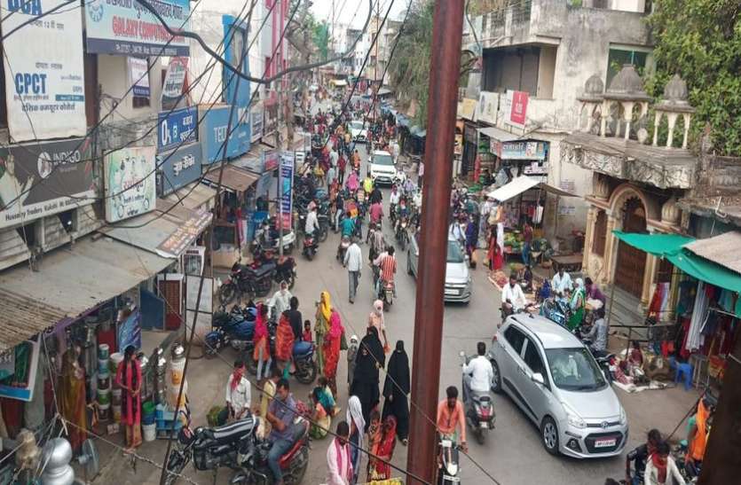 जमाखोरी वाले कर रहे दामों में वृद्धि, बाजार में रही भीड़ जमाखोरी वाले कर रहे दामों में वृद्धि, बाजार में रही भीड़