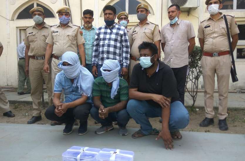 व्यापारी और पेप्पीको कंपनी के एजेंट पर फायर कर रुपए लूटने वाले बदमाश गिरफ्तार व्यापारी और पेप्पीको कंपनी के एजेंट पर फायर कर रुपए लूटने वाले बदमाश गिरफ्तार