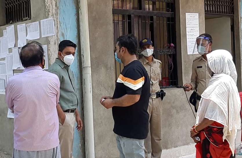 Priyank Mishra, Collector of covid-19 Sampling of Jain Primary School, took stock, कोरोना जांच के लिए ऑनलाइन आवेदन, फोन कर बताएंगे कब आना है