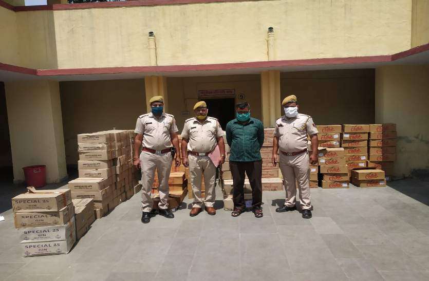 आबकारी का सिपाही अवैध शराब बेचते गिरफ्तार, मकान को बना रखा था गोदाम आबकारी का सिपाही अवैध शराब बेचते गिरफ्तार, मकान को बना रखा था गोदाम