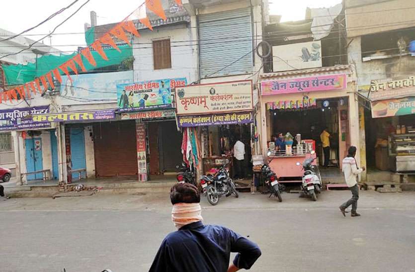 असमंजस में रहे व्यापारी, आधी दुकानें बंद व आधी रही चालू असमंजस में रहे व्यापारी, आधी दुकानें बंद व आधी रही चालू