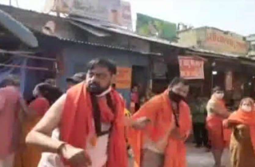 nri.jpg महाकुंभ 2021: हर की पौड़ी पर पुलिस से भिड़े एनआरआई गुप्ता बंधु, डीआईजी ने बैठाई जांच