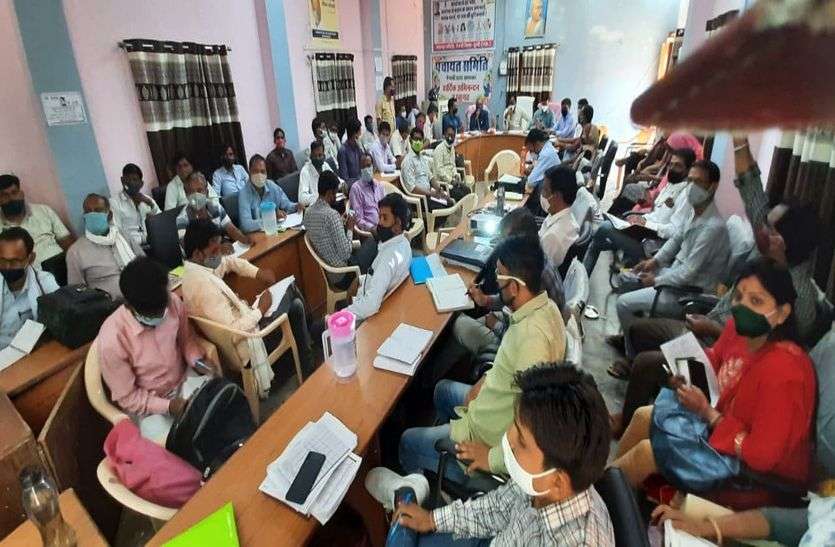 पालना करवाने वालों ने ही नहीं की कोविड गाइड लाइन की पालना पालना करवाने वालों ने ही नहीं की कोविड गाइड लाइन की पालना
