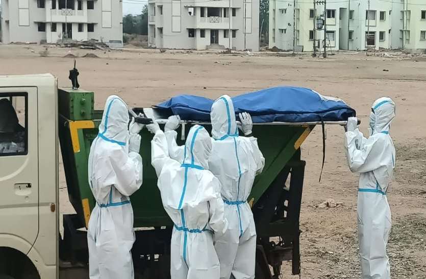 कोरोना से मौत के बाद शवों की बेकदरी, शव वाहन नहीं मिला तो कचरा गाड़ी में भरकर ले गए श्मशान कोरोना से मौत के बाद शवों की बेकदरी, शव वाहन नहीं मिला तो कचरा गाड़ी में भरकर ले गए श्मशान