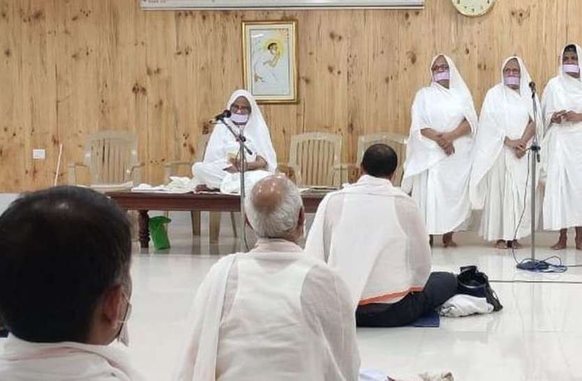 मंत्र जाप हमें शक्ति संपन्न बनाता है- साध्वी कंचनप्रभा मंत्र जाप हमें शक्ति संपन्न बनाता है- साध्वी कंचनप्रभा