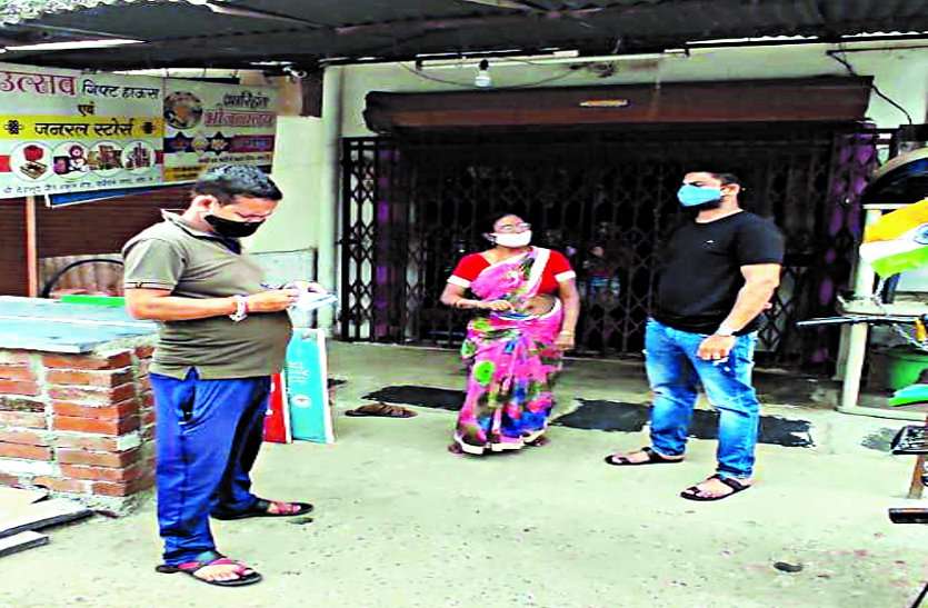 लॉकडाउन में दुकान खोलकर बैठा था, पुलिस समझाने पहुंची तो करने लगा बहस, अब 15 दिन के लिए शॉप सील लॉकडाउन में दुकान खोलकर बैठा था, पुलिस समझाने पहुंची तो करने लगा बहस, अब 15 दिन के लिए शॉप सील