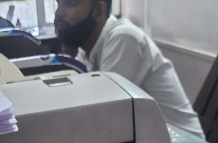 ई-मित्र सेंटर से अवैध रेल टिकट जब्त, संचालक गिरफ्तार ई-मित्र सेंटर से अवैध रेल टिकट जब्त, संचालक गिरफ्तार
