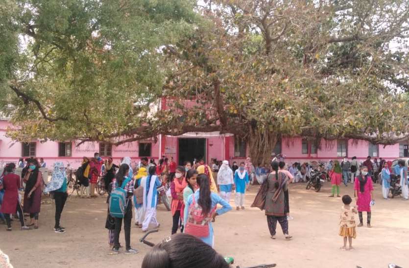 Exams being done with open book, will be evaluated till April 30 आज से शुरू हुई १०वीं और १२वीं की प्रीबोर्ड परीक्षाएं, कोरोना बचाव के लिए नहीं किए गए कोई उपाय