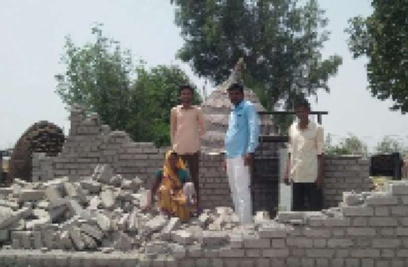 अंधड़ के बाद रात तक अंधेरे में डूबा रहा कस्बा,कच्चे पक्के मकान ढहे अंधड़ के बाद रात तक अंधेरे में डूबा रहा कस्बा,कच्चे पक्के मकान ढहे
