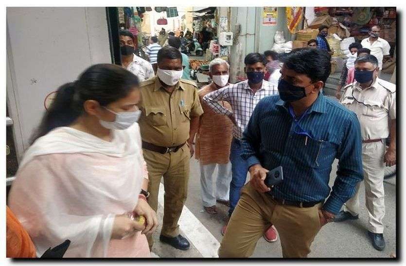 आज शाम शाम 5 बजते ही दुकानें बंद, छह बजे से शुरू होगा कर्फ्यू आज शाम शाम 5 बजते ही दुकानें बंद, छह बजे से कर्फ्यू