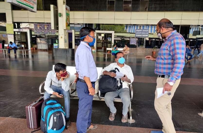 प्लास्टिक पर प्रतिबंध लगाने के लिए जागरूकता अभियान प्लास्टिक पर प्रतिबंध लगाने के लिए जागरूकता अभियान