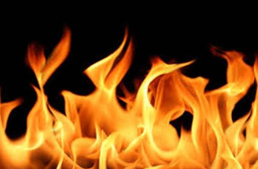 2017_8image_19_25_399459790fire-ll.jpg घर में अकेली सो रही थी दो मासूम, अचानक बिस्तर में लग गई आग, दिखा खौफनाक मंजर