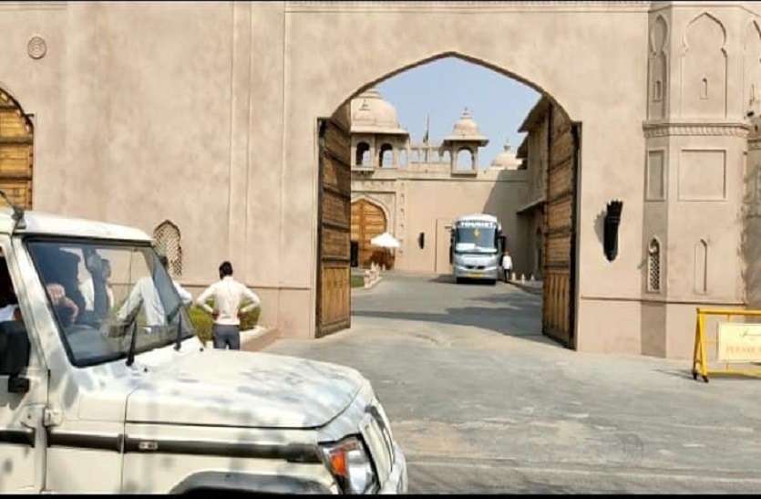 बाड़ाबंदी में रह रहे कांग्रेस गठबंधन के प्रत्याशियों की असम रवानगी, सीएम गहलोत से मिले बाड़ाबंदी में रह रहे कांग्रेस गठबंधन के प्रत्याशियों की असम रवानगी, सीएम गहलोत से मिले