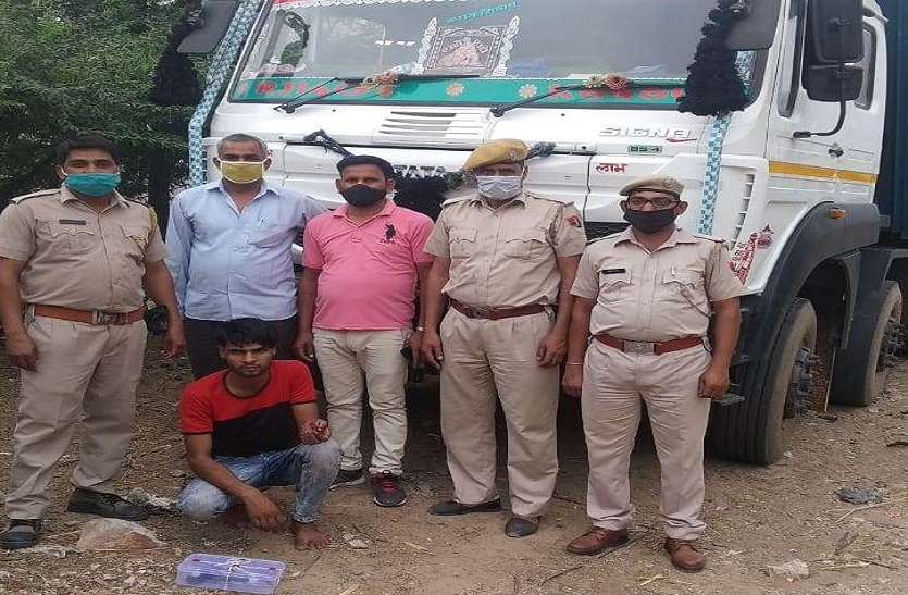 हाइवा ट्रक को रोकने पर बदमाशों ने पुलिस पर की फायरिंग, ट्रक चढ़ाने का प्रयास हाइवा ट्रक को रोकने पर बदमाशों ने पुलिस पर की फायरिंग, ट्रक चढ़ाने का प्रयास