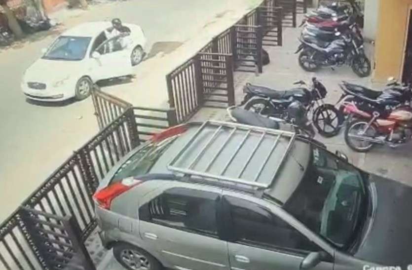 bike_theft.jpg जयपुर में कार में हैलमेट पहनकर क्यों बैठा था यह आदमी... बाहर निकला तो खुला राज
