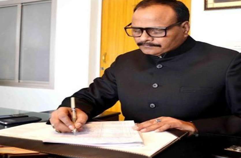 कैबिनेट मंत्री बृजेश पाठक ने विधायक निधि से दिए एक करोड़ रुपये कैबिनेट मंत्री बृजेश पाठक ने विधायक निधि से दिए एक करोड़ रुपये