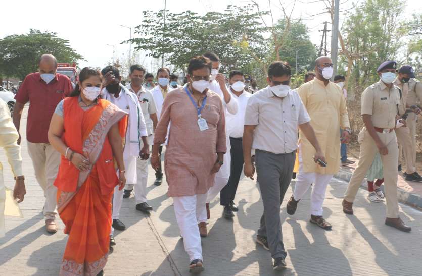 The minister in charge showed everything in the hospital, said better arrangements, rising deaths cannot be questioned. प्रभारी मंत्री को अस्पताल में दिखा सब कुछओके, बोले बेहतर व्यवस्था, बढ़ती मौत पर सवाल नहीं दे सके
