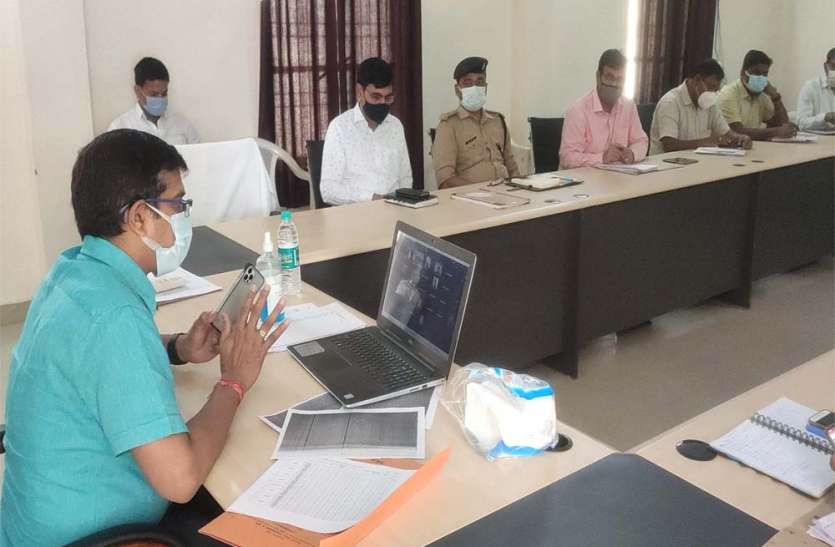 अधिकारियों को दिशानिर्देश देते सीडीओ अब कोरोना संक्रमण का प्रसार रोकने में महत्वपूर्ण भूमिका निभाएंगे गांव के चौकीदार