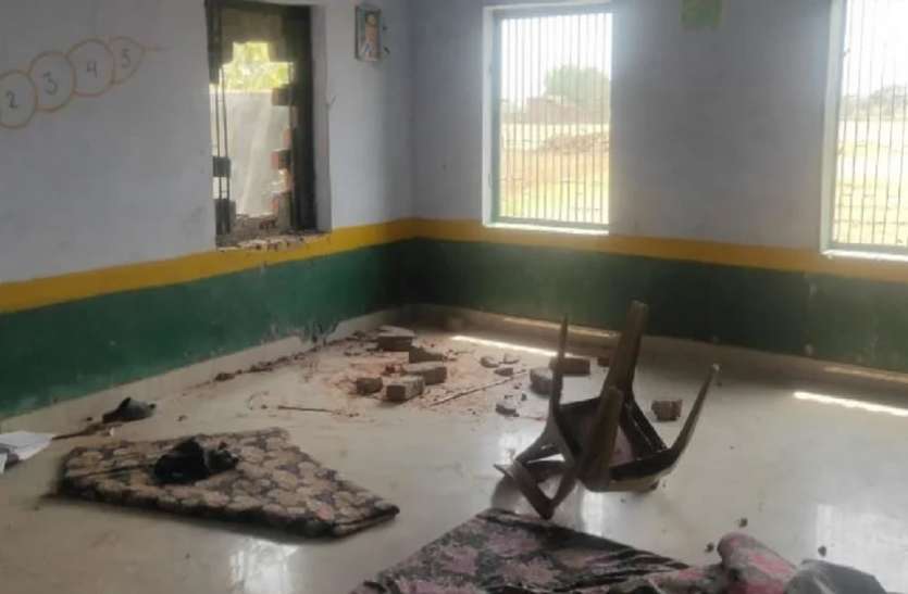panchayat chunav agra आगरा में मतपेटिकाएं लूटने और तोड़ फोड़ करने वालों पर डकैती की धाराओं में मुकदमा दर्ज, आठ गिरफ्तार मतदान निरस्त