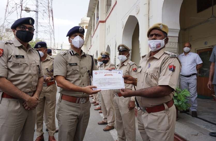 dig-samman_2.jpg बेहतर यातायात प्रबंधन और उत्कृष्ट कार्य करने वाले 22 यातायात पुलिसकर्मी सम्मानित