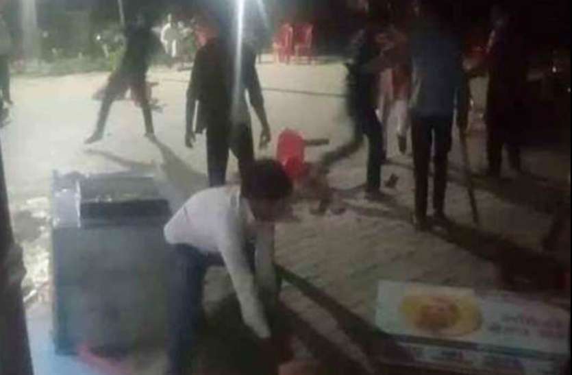 hathras.jpg हाथरस में गुस्साए ग्रामीणों ने थाना घेरा, जमकर तोड़फोड़ पुलिसकर्मियों को पीटा
