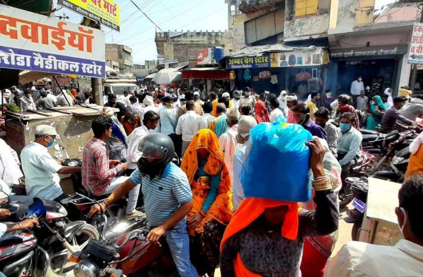 वीकेंड कफ्र्यू से पहले बाजारों में उमड़ी संक्रमण की भीड़ वीकेंड कफ्र्यू से पहले बाजारों में उमड़ी संक्रमण की भीड़
