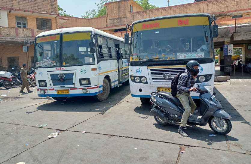 वीकेंड कफ्र्यू ने बस स्टैंड पर बढ़ाए यात्री वीकेंड कफ्र्यू ने बस स्टैंड पर बढ़ाए यात्री