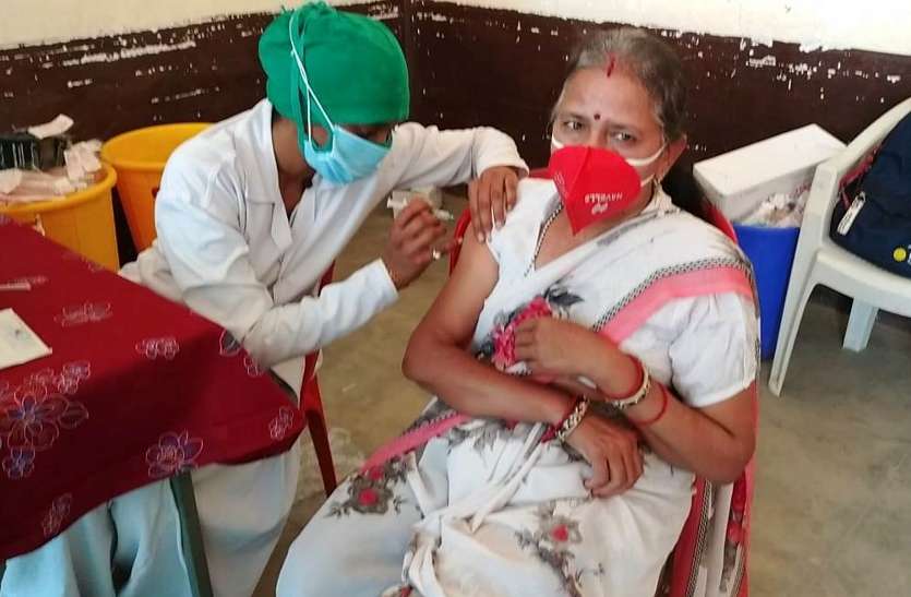 corona vaccination वैक्सीन की सात सौ डोज ही शेष, आज 65 से घटकर 3 स्थानों पर टीकाकरण