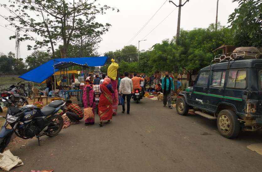 Consumption during lockdown सख्त लॉकडाउन के बीच यहां किराना, फल व सब्जी दुकान खोलने मिली इतने घंटे की छूट, बैंक भी खुलेंगे