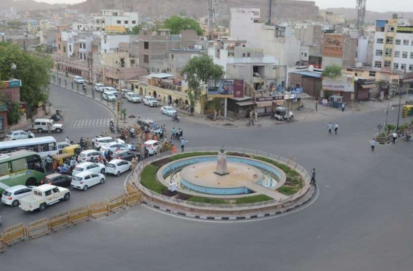 Jodhpur: शाम 7 बजे भी पावटा चौराहा से राई का बाग पुलिया तक जाम Jodhpur: शाम 7 बजे भी पावटा चौराहा से राई का बाग पुलिया तक जाम