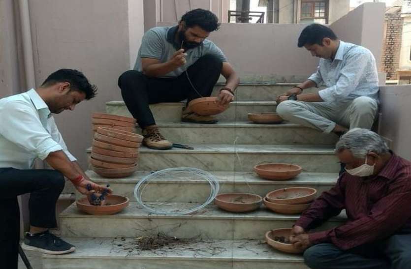परिण्डे लगाने की मुहिम में आने लगे शहरवासी परिण्डे लगाने की मुहिम में आने लगे शहरवासी
