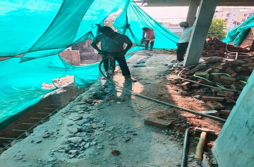 अवैध निर्माण के खिलाफ कार्रवाई करता दस्ता। करतारपुरा फाटक के पास अवैध निर्माण पर चली लोखंडा मशीन