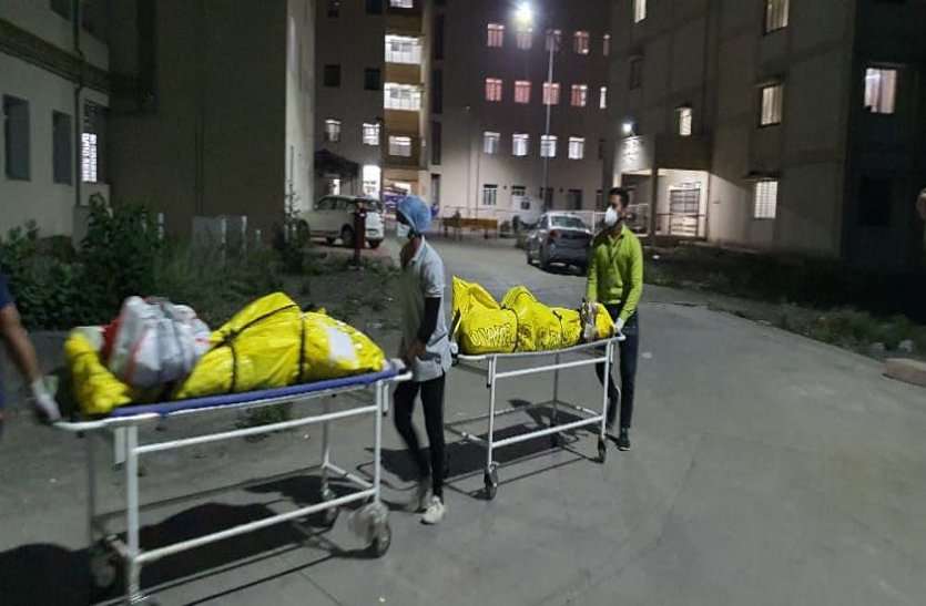 11 died due to lack of oxygen in Khandwa, Collector reached hospital खंडवा में ऑक्सीजन की कमी से 11 की मौत, कलेक्टर पहुंचे अस्पताल