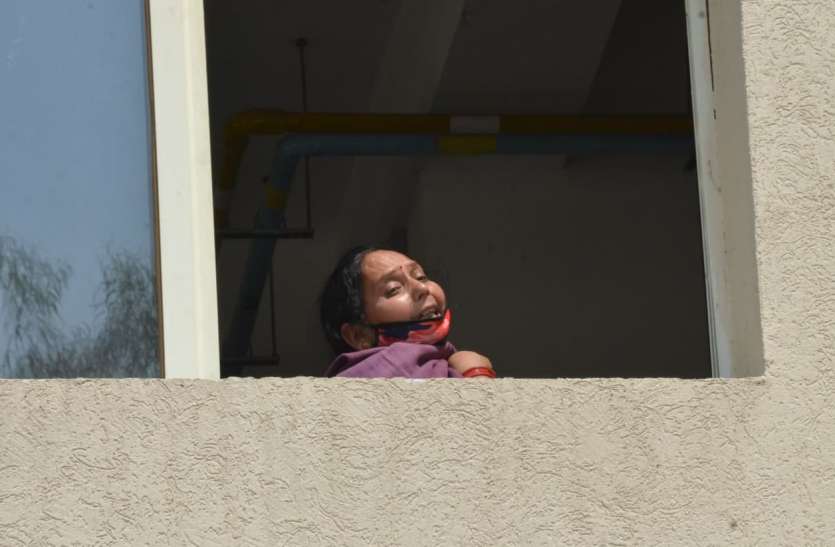 Mother pleading with son through Kovid hospital window उफ ये बेबसी... मुझे यहां से निकालो नहीं तो मैं मर जाऊंगी