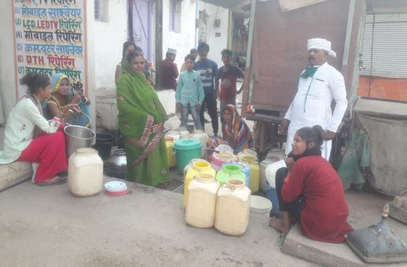शहर के कई वार्डों में पेयजल संकट, परेशान शहरवासी शहर के कई वार्डों में पेयजल संकट, परेशान शहरवासी