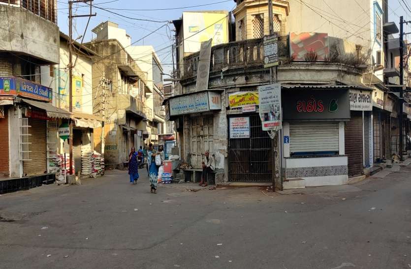 Ahmedabad News : राजकोट में 10 हजार परिवार घर में कैद Ahmedabad News : राजकोट में 10 हजार परिवार घर में कैद