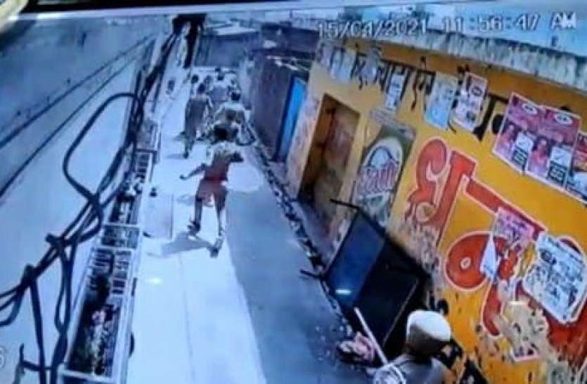 rampur.jpg पुलिस ने घर के बाहर खड़े युवक को दौड़ा-दौड़ाकर पीटा