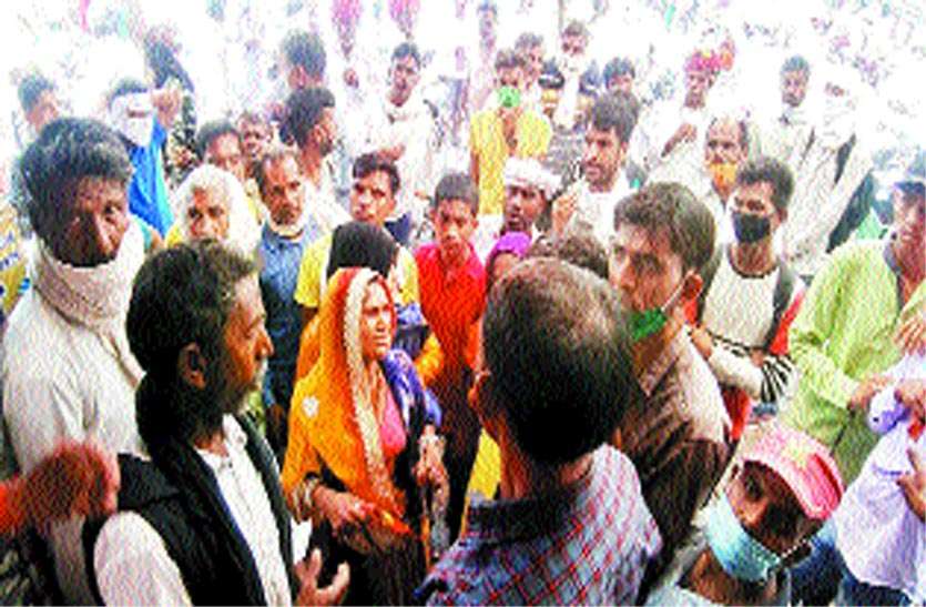 चीरा लगाकर बैग से पार किए डेढ़ लाख रुपए चीरा लगाकर बैग से पार किए डेढ़ लाख रुपए