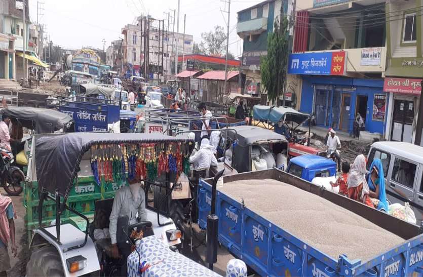 Eleven thousand quintals arrived in the market ग्यारह हजार क्विंटल हुई मंडी में आवक, खुरई रोड पर लगा जाम