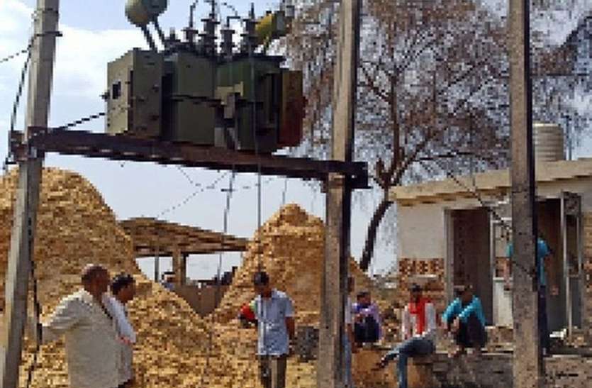 ट्रांसफार्मर में स्पार्किंग से लगी आग ट्रांसफार्मर में स्पार्किंग से लगी आग