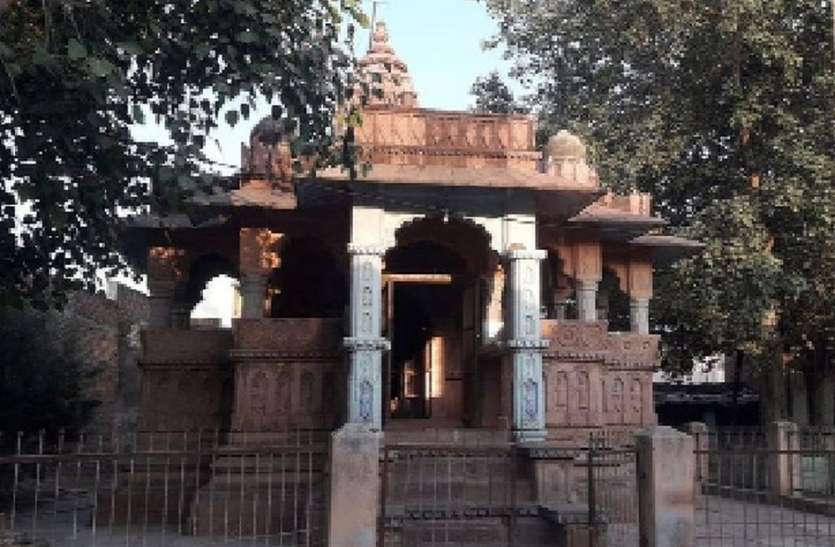देखरेख के अभाव में जीर्णशीर्ण होता चारभुजा मंदिर देखरेख के अभाव में जीर्णशीर्ण होता चारभुजा मंदिर