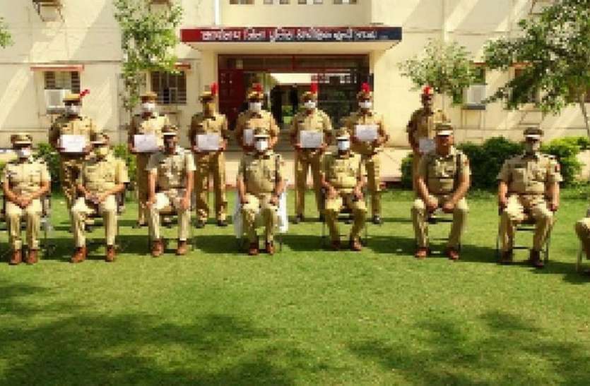 यहां इस कारण से पुलिस कर्मियों को किया सम्मानित यहां इस कारण से पुलिस कर्मियों को किया सम्मानित