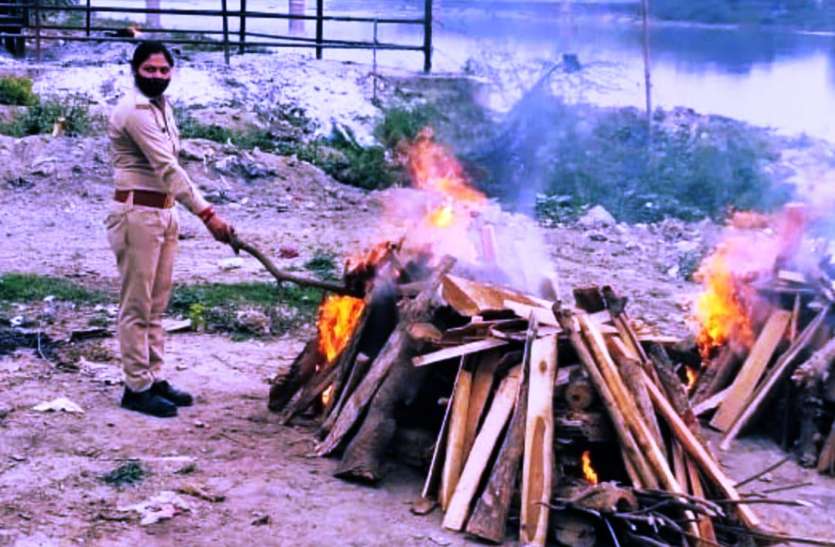 antim sanskar महिला पुलिसकर्मी बनी नजीर, अज्ञात महिला के शव को दी मुखाग्नि